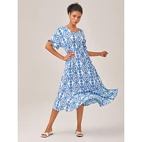 Resort-Style Blue Print Dress With a Fitted Waist